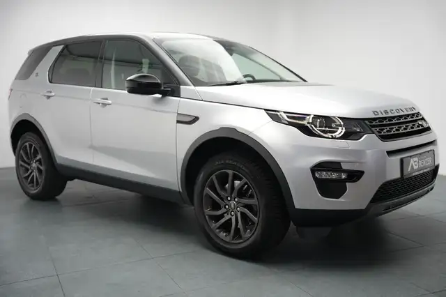 Land Rover Discovery Sport view 4