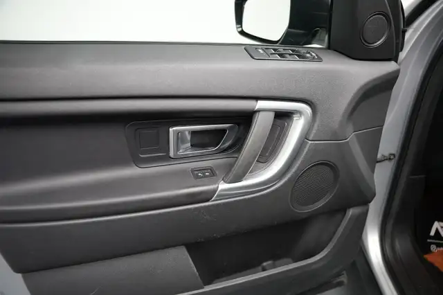 Land Rover Discovery Sport view 10