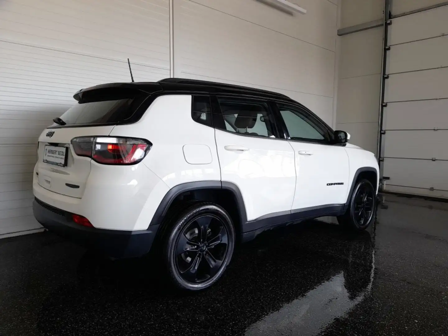 Jeep Compass NIGHT EAGLE Aut. *TEILLEDER / NAVI / TEMPOMAT / KAMERA / SPORTSITZE / 2-ZONEN-KLIMA* Weiß - 2