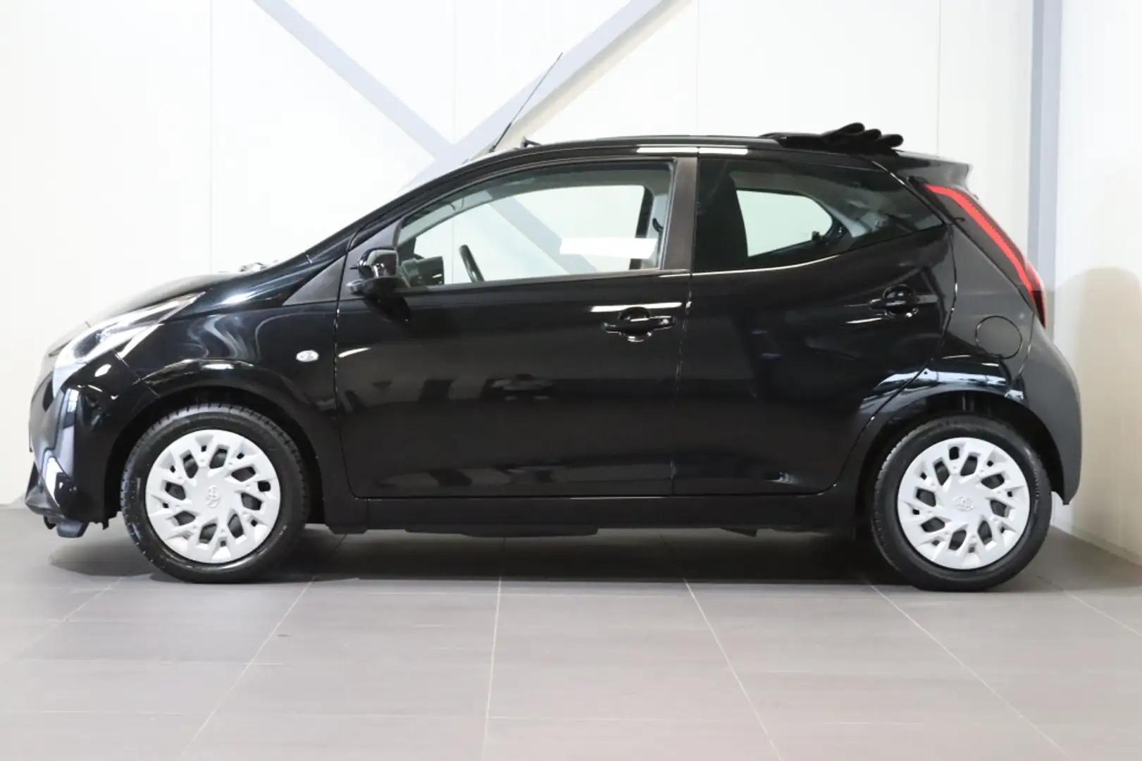 Toyota Aygo 1.0 VVT-i x-play|CabrioTop|Cam|Safety-Pack|Airco|C Zwart - 2