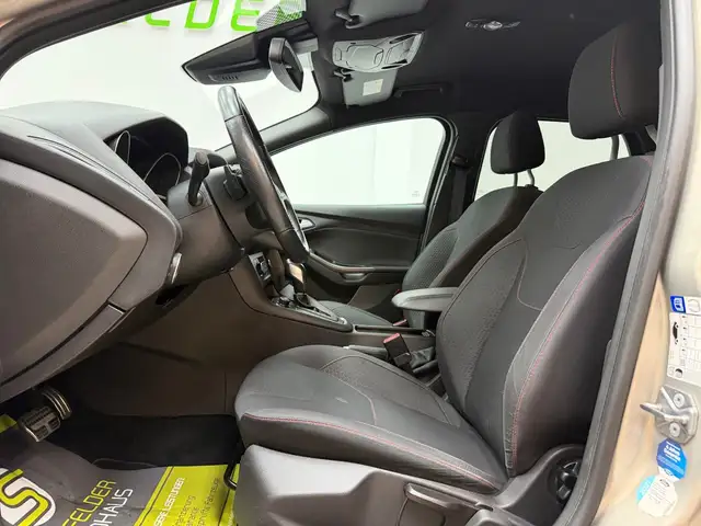 Ford Focus view 12