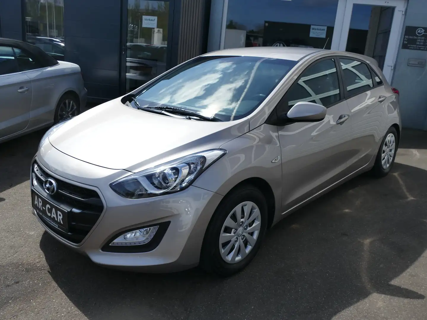 Hyundai i30 blue 1.4 Classic Klima Radio CD 2 Hand HU/AU NEU Beige - 1