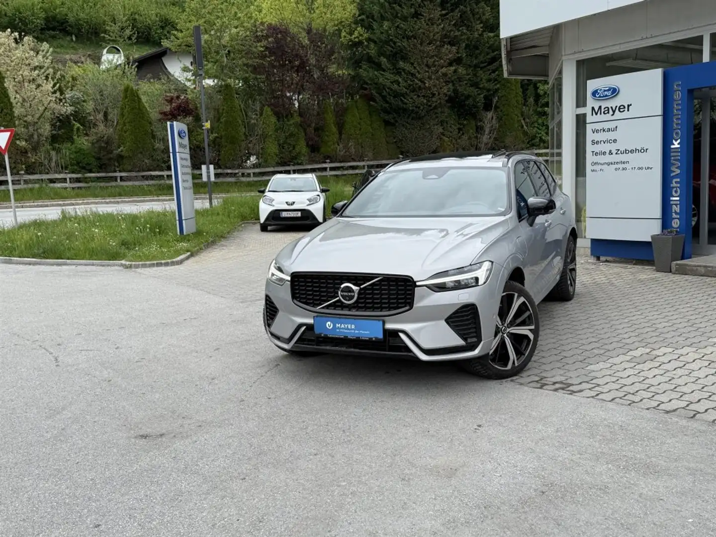 Volvo XC60 T6 AWD PHEV Ultra Dark Aut. Silver - 2