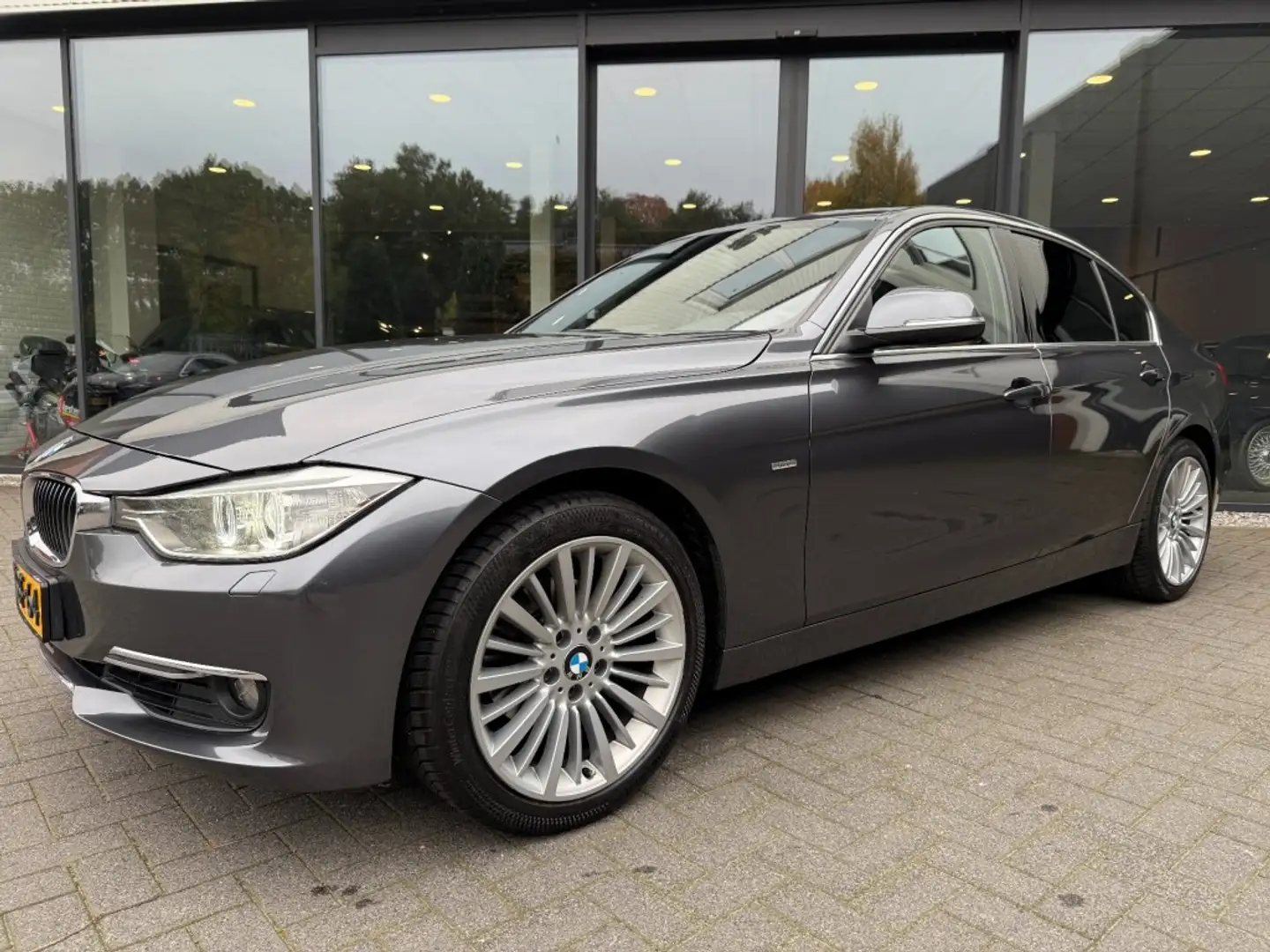 BMW 320 320i 184pk Luxury,Leer,Xenon,NaviPro,Stoelverw,Cli Grau - 2