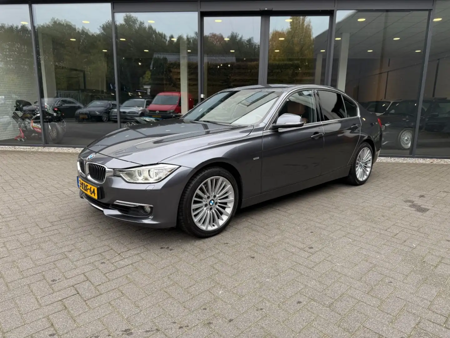 BMW 320 320i 184pk Luxury,Leer,Xenon,NaviPro,Stoelverw,Cli Grau - 1