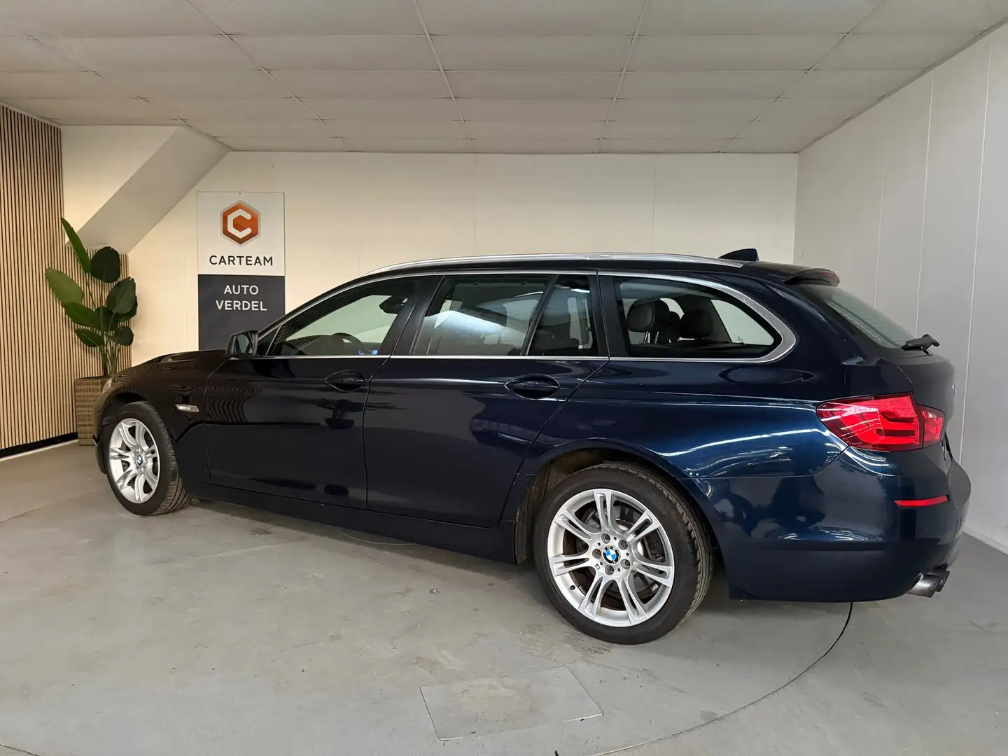BMW 520 5-serie Touring 520i Executive Leder, Airco, Navig Blau - 2