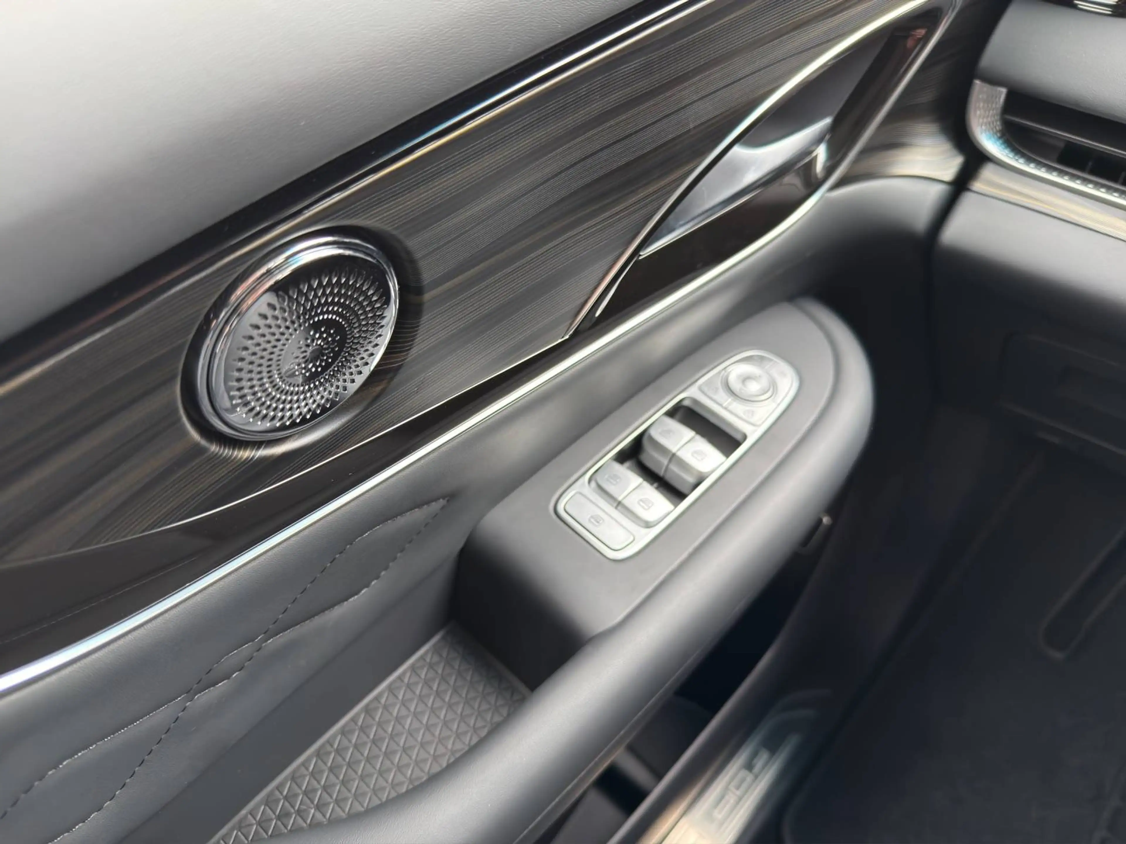 DFM Forthing 9 1.5DHT U-Tour PHEV / Plug-In Hybrid / Panorama / Massage / DAB+ / Keyless — photo 12