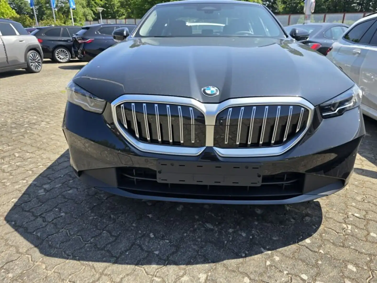 BMW 520 i M-Sportpaket **LHZ. SHZ vorne. AHK ** Zwart - 2