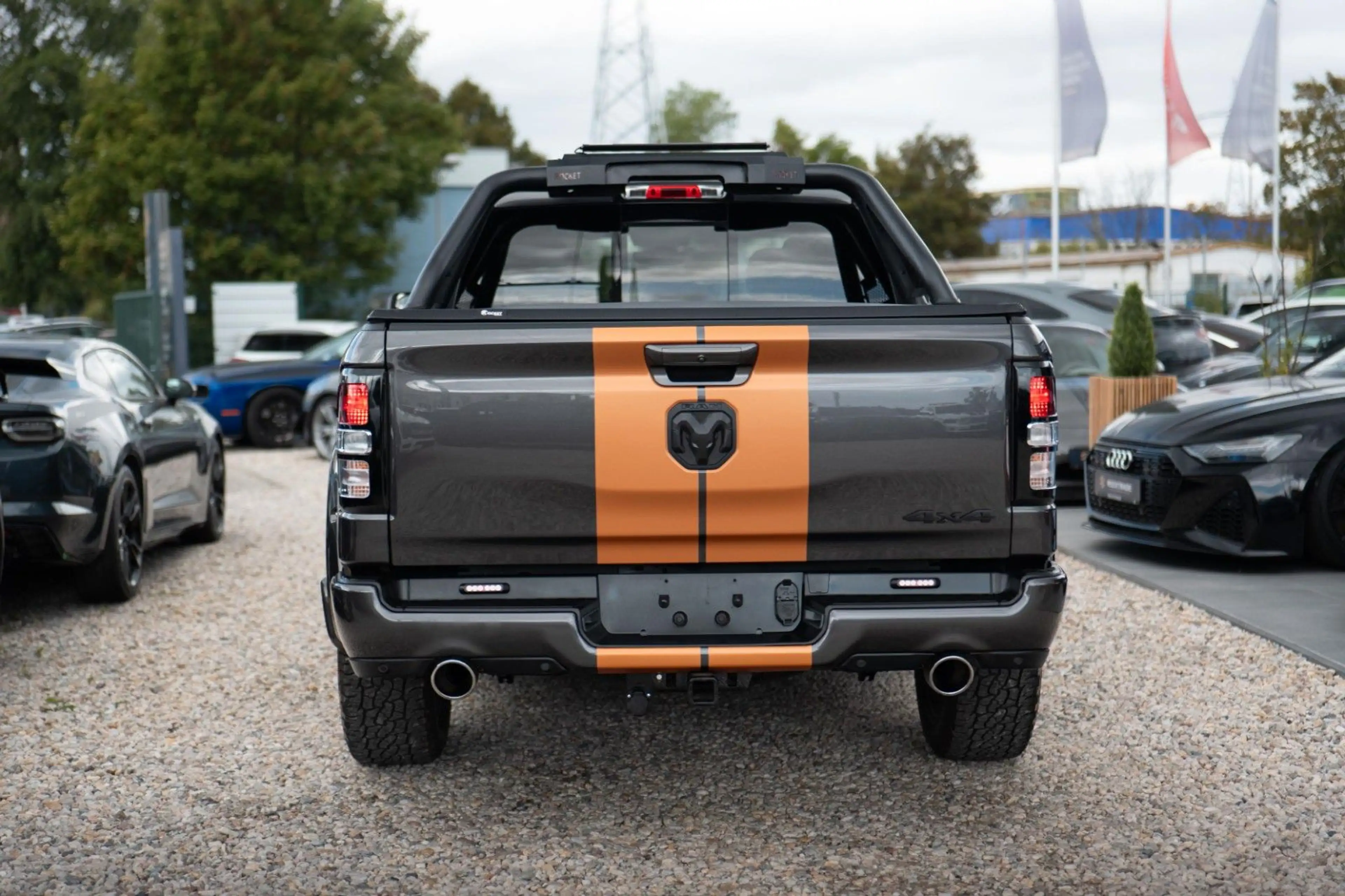 Dodge RAM 5.7 V8 HEMI 4x4 OFFROAD Night Limited 19% — photo 6