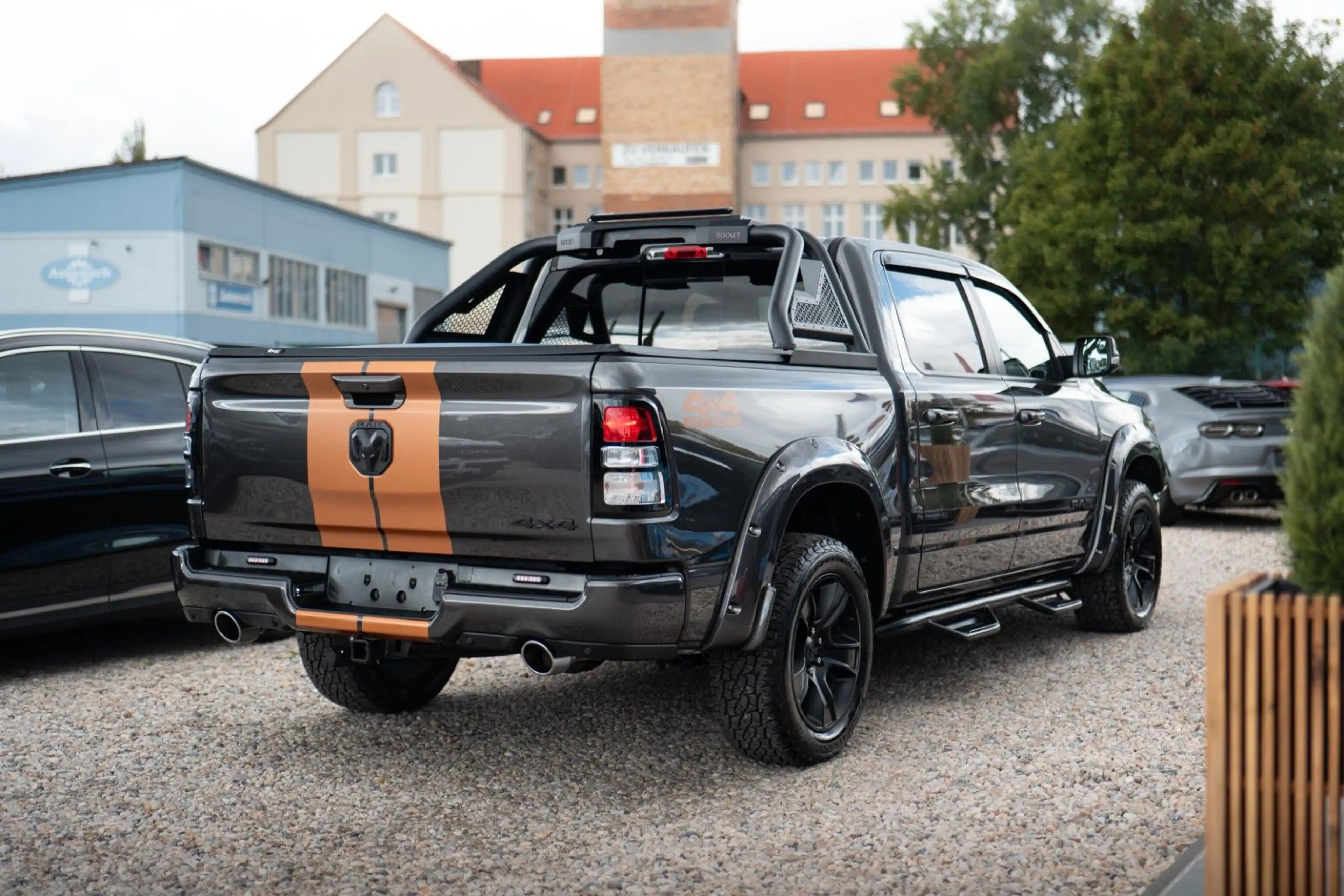 Dodge RAM 5.7 V8 HEMI 4x4 OFFROAD Night Limited 19% — photo 4