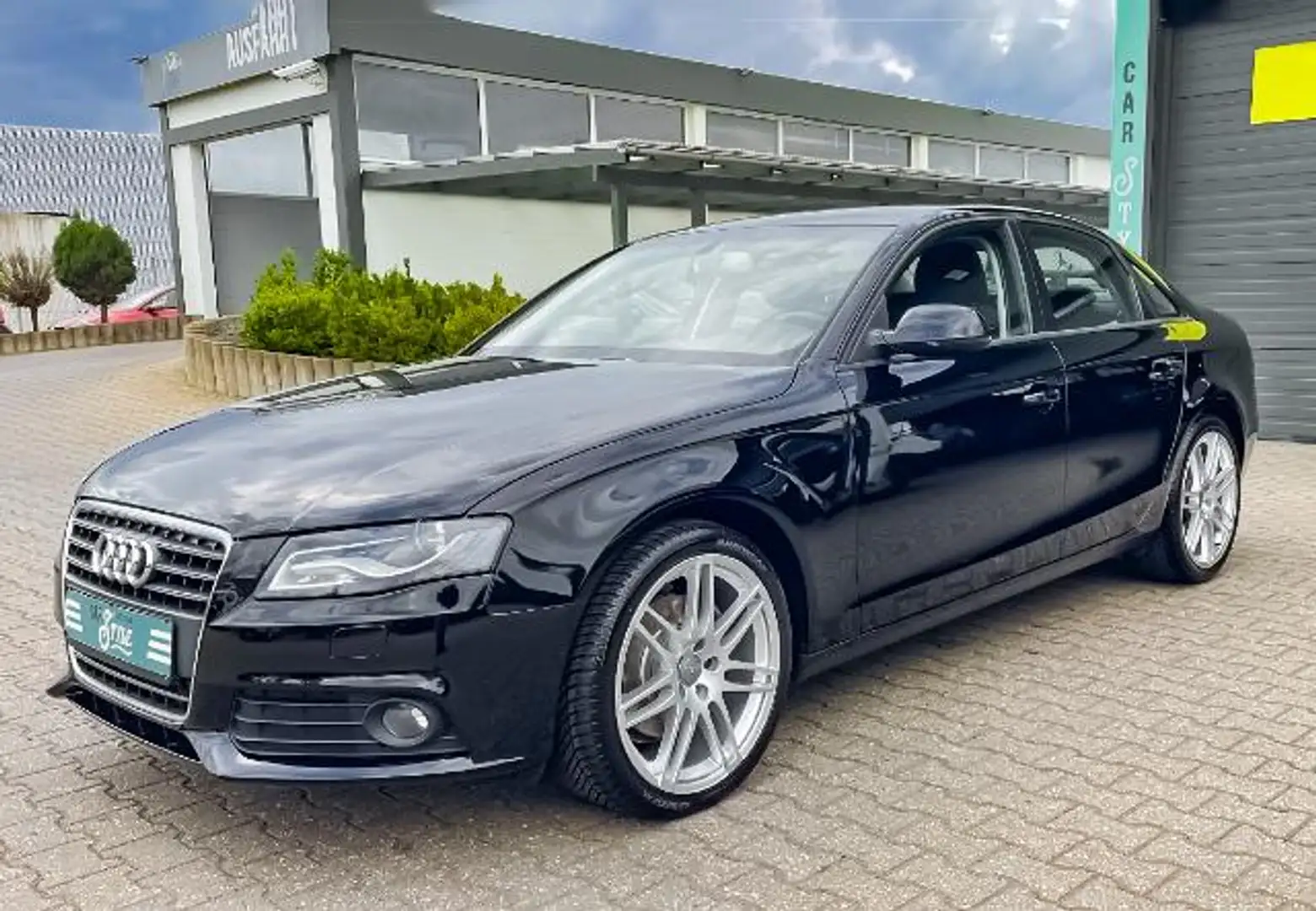 Audi A4 2.0 TFSI Attraction PDC 1. Hand Schwarz - 1