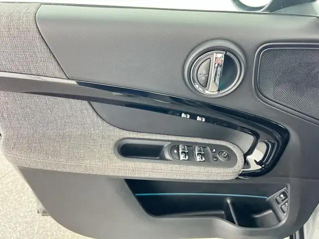 Mini Hatch view 11