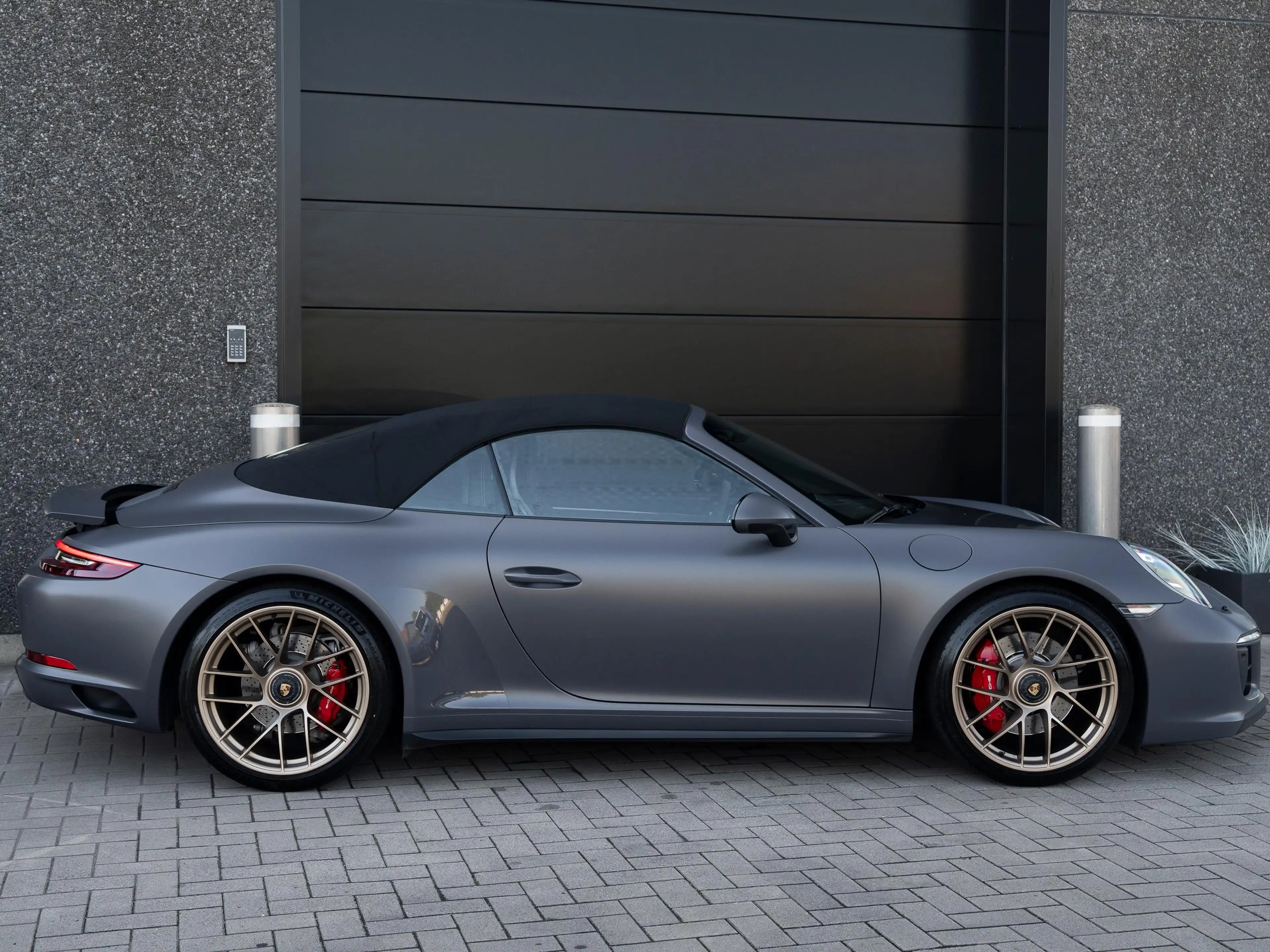 Porsche 911 911 Carrera 2 GTS Cabriolet 3.0 Turbo — photo 2
