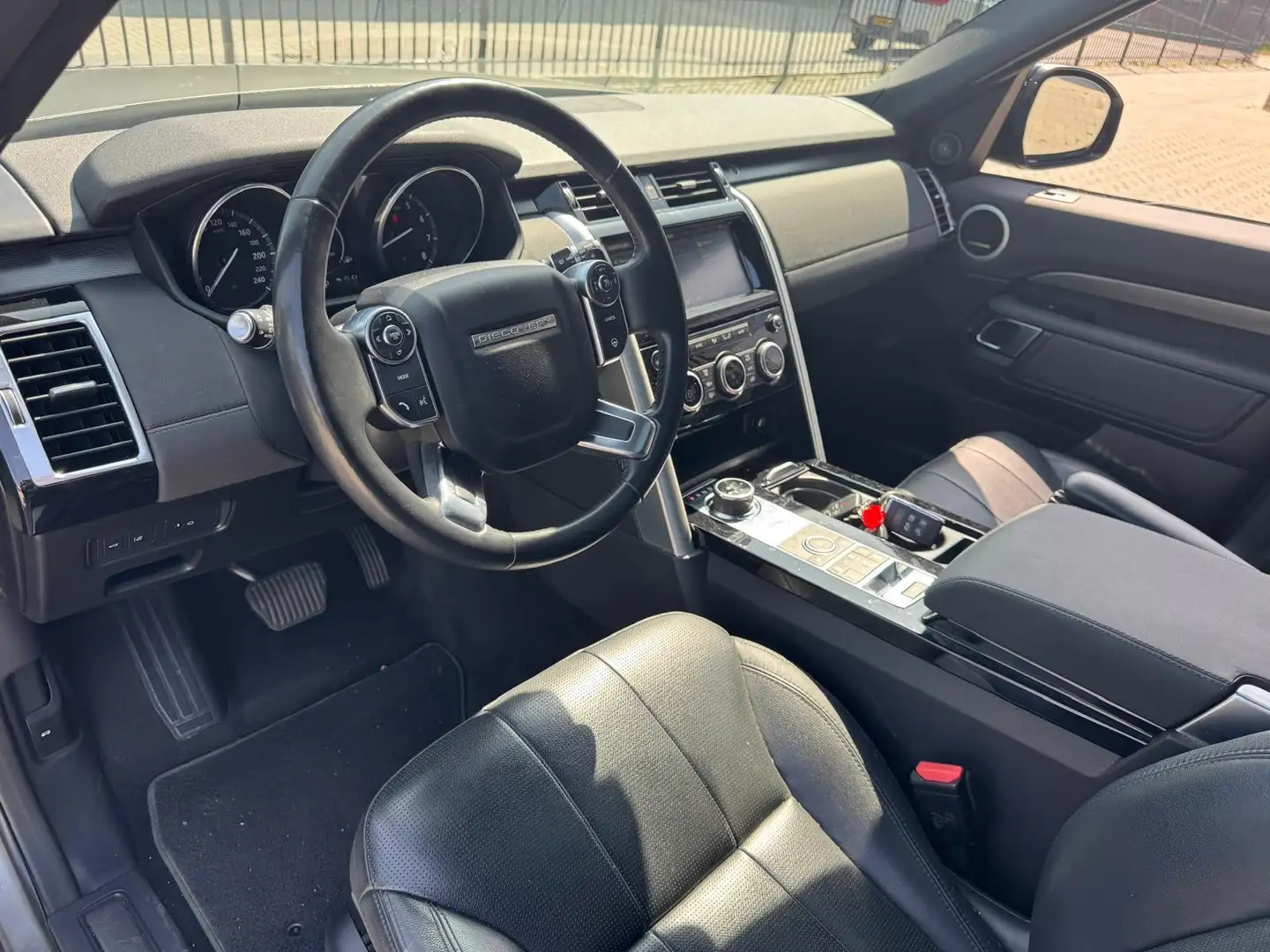 Land Rover Discovery 3.0 Si6 HSE Luxury 7-Persoons Aut. | Meridian | Ad Grijs - 2
