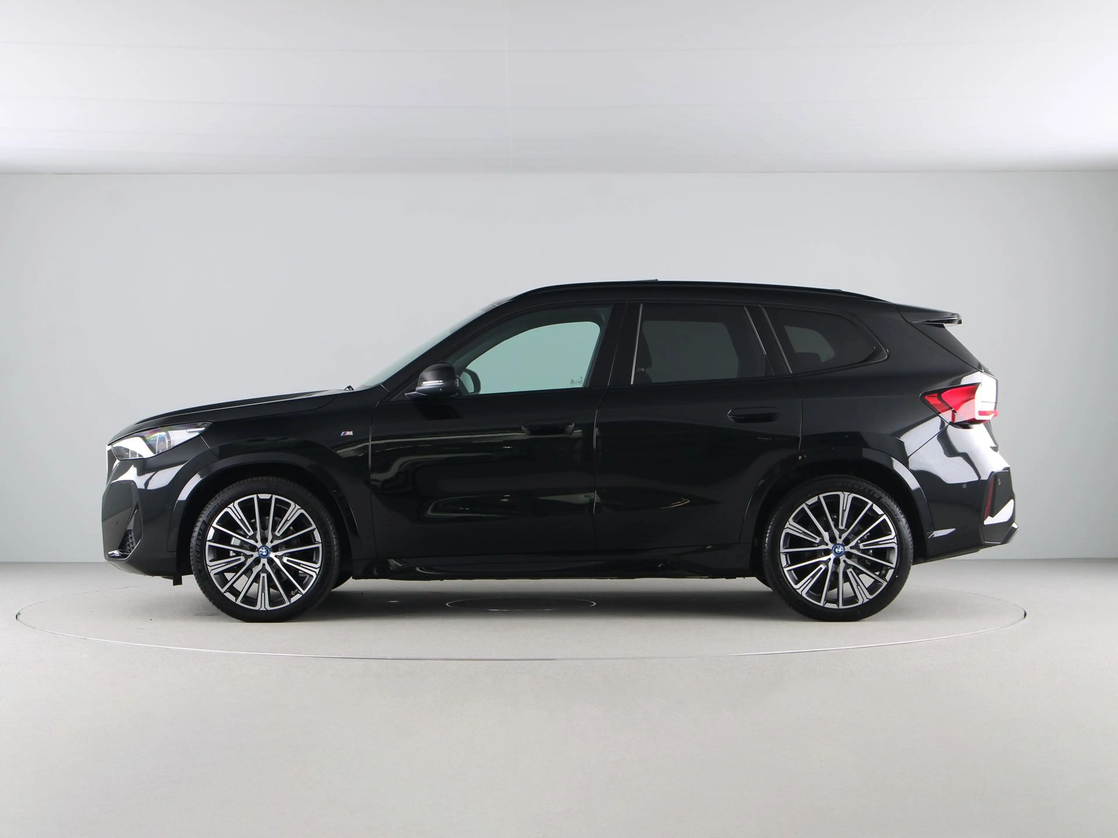 BMW iX1 eDrive20 67 kWh M-Sport SoH 100% — photo 12