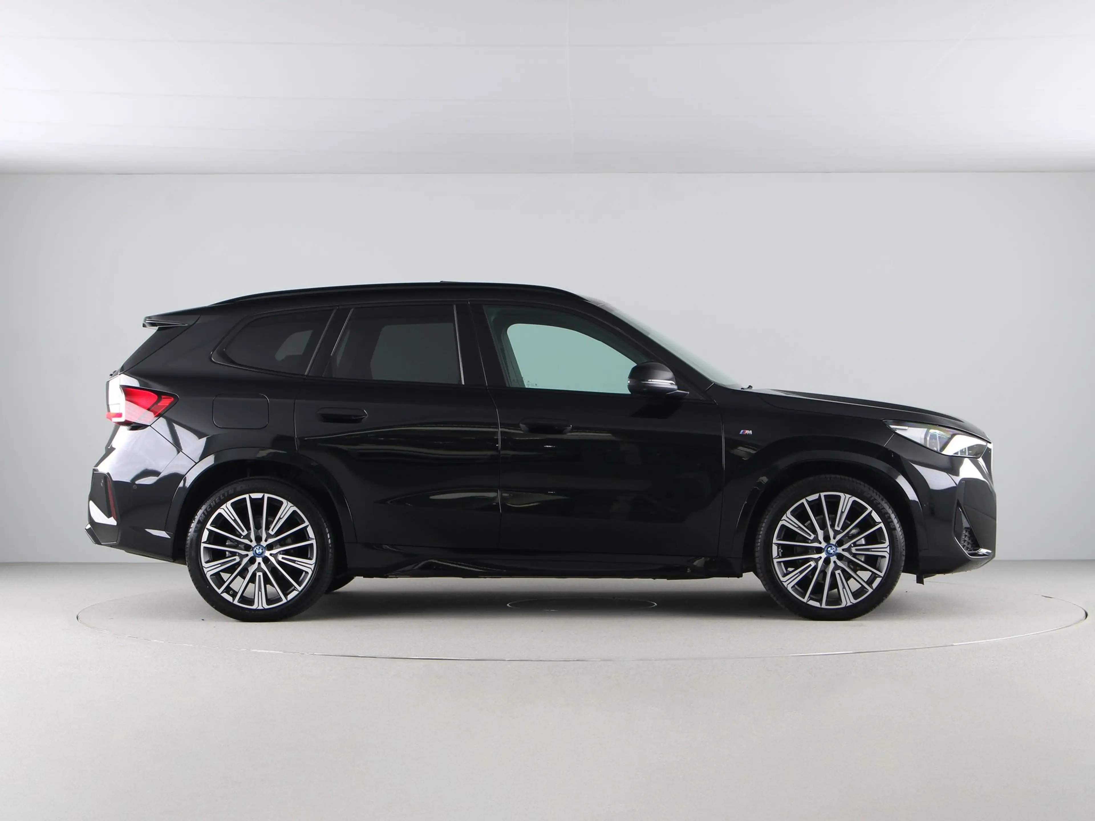 BMW iX1 eDrive20 67 kWh M-Sport SoH 100% — photo 8