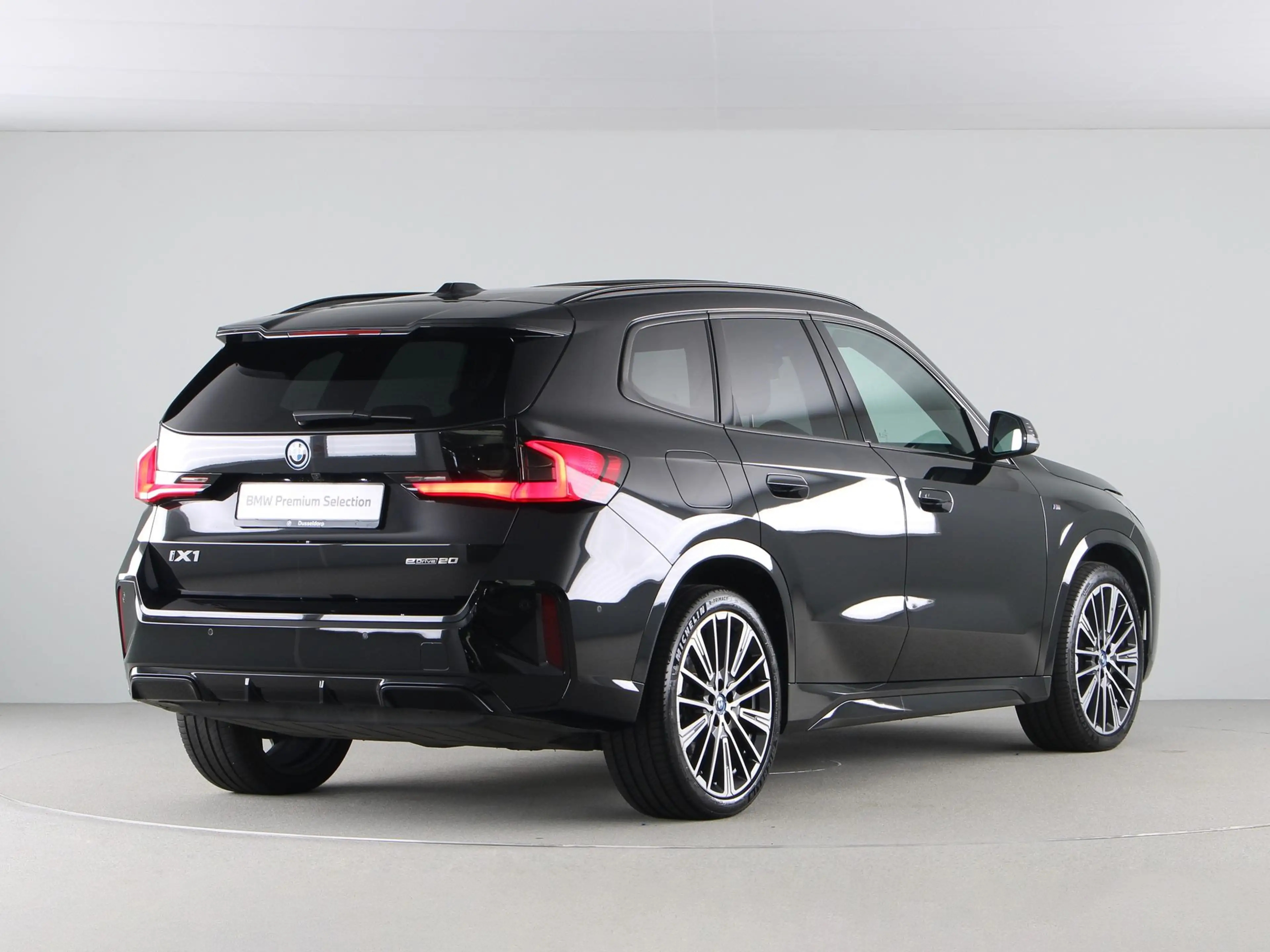 BMW iX1 eDrive20 67 kWh M-Sport SoH 100% — photo 9