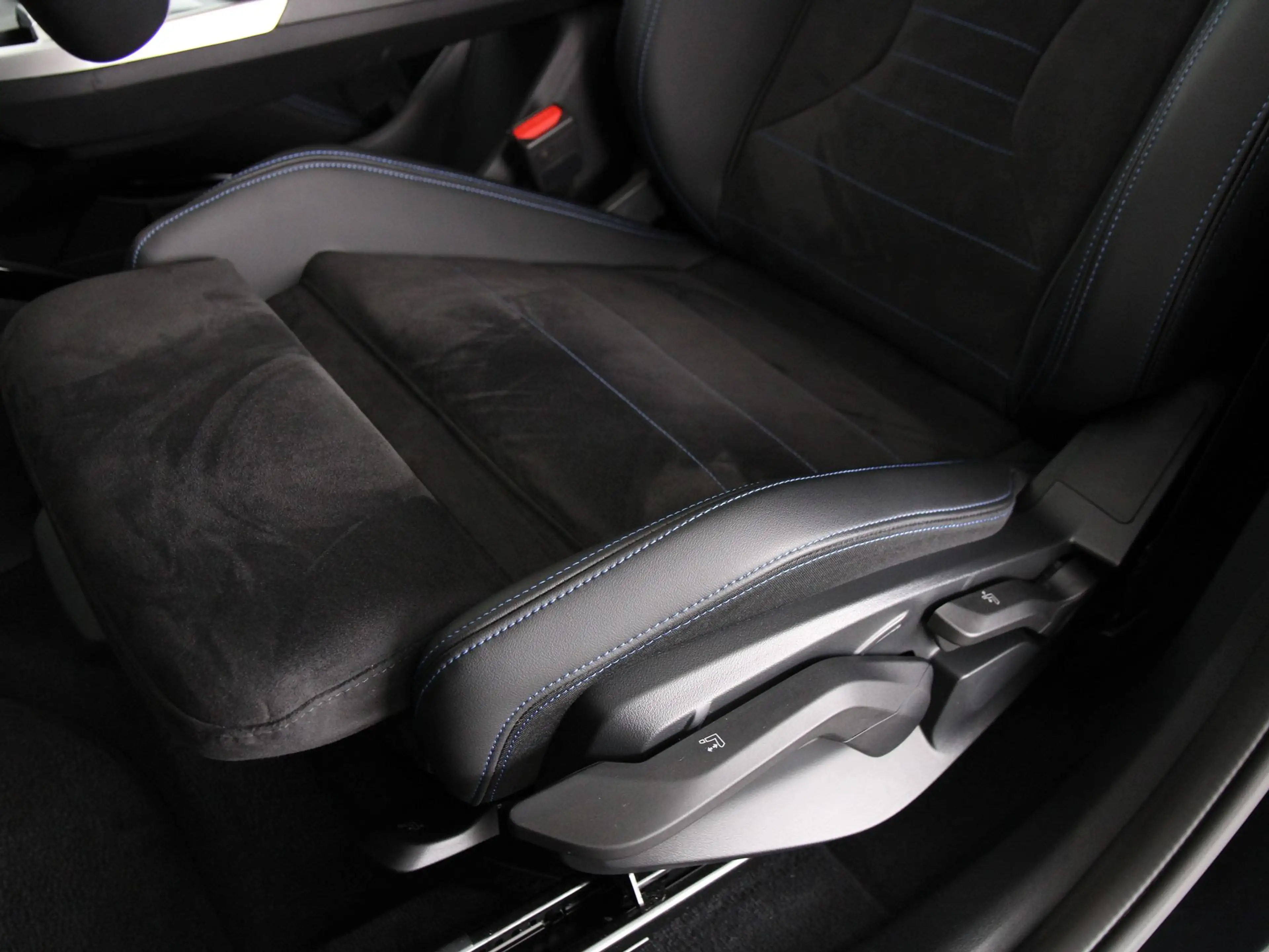 BMW iX1 eDrive20 67 kWh M-Sport SoH 100% — photo 15