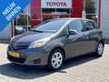 Toyota Yaris 1.3 VVT-i ASPIRATION NL-AUTO 1E-EIG DEALER-OND NAV Grijs - thumbnail 1