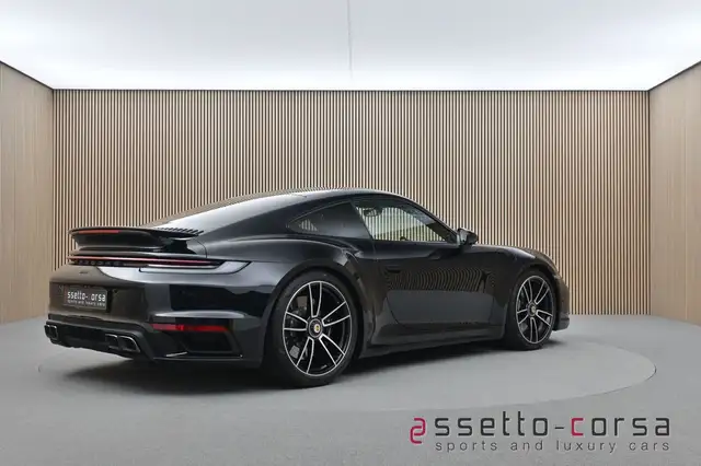 Porsche 911 view 4