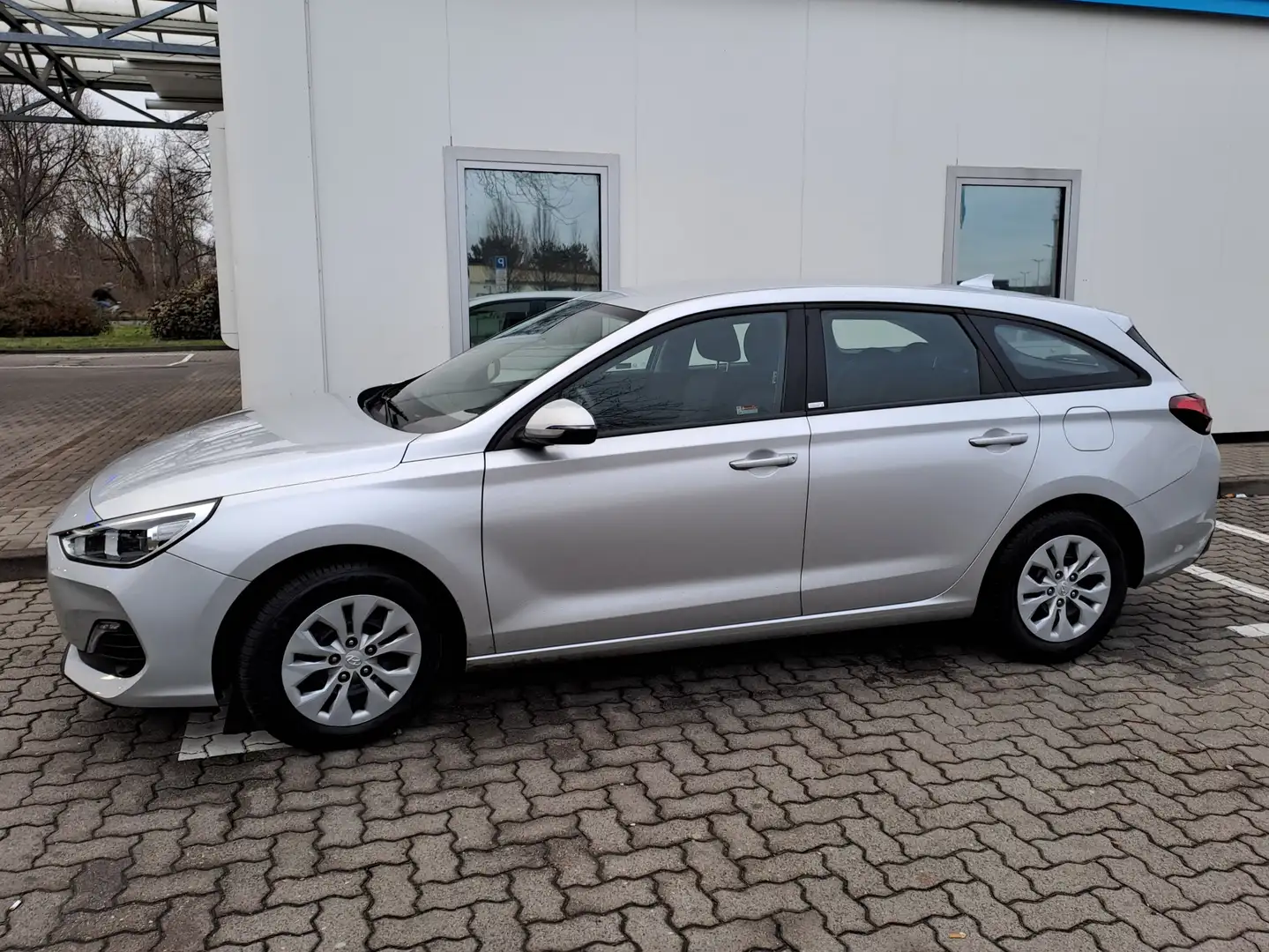 Hyundai i30 i30 Kombi Kombi 1.0 T-GDI Trend Серебристый - 2