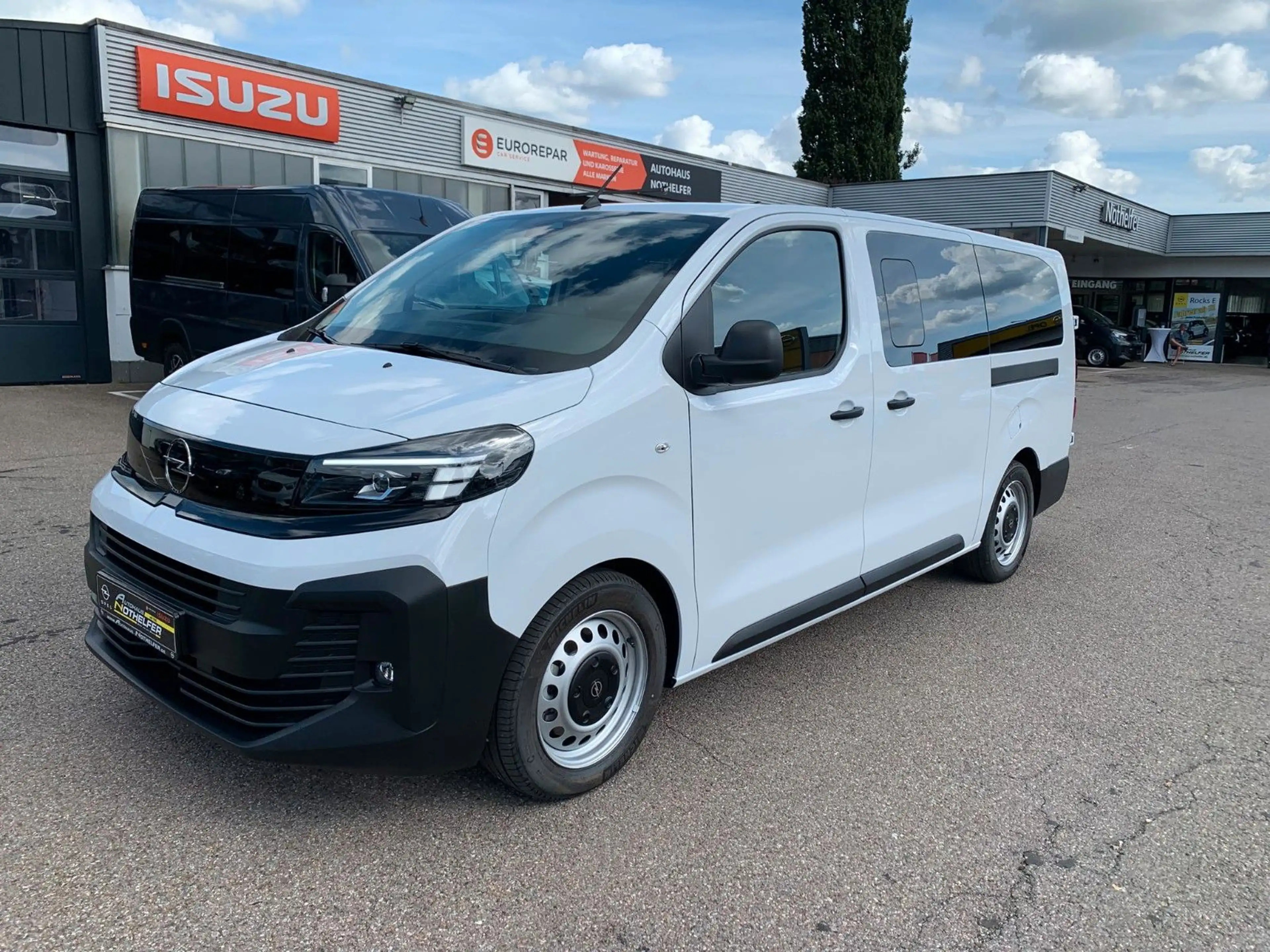 Opel Vivaro Kombi XL 8 Sitze Vollausst. 2.9 t Anhänge — photo 2