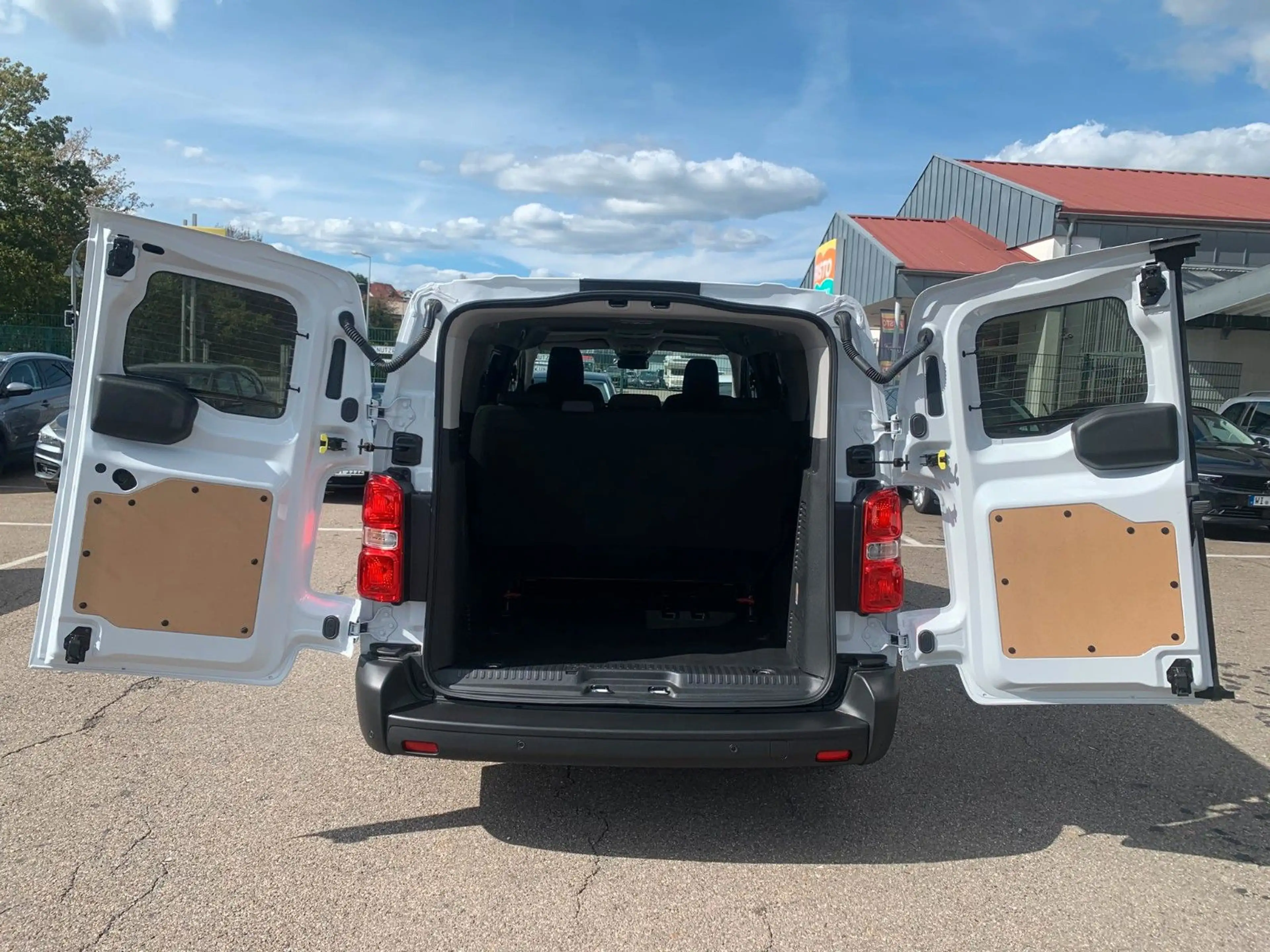Opel Vivaro Kombi XL 8 Sitze Vollausst. 2.9 t Anhänge — photo 10