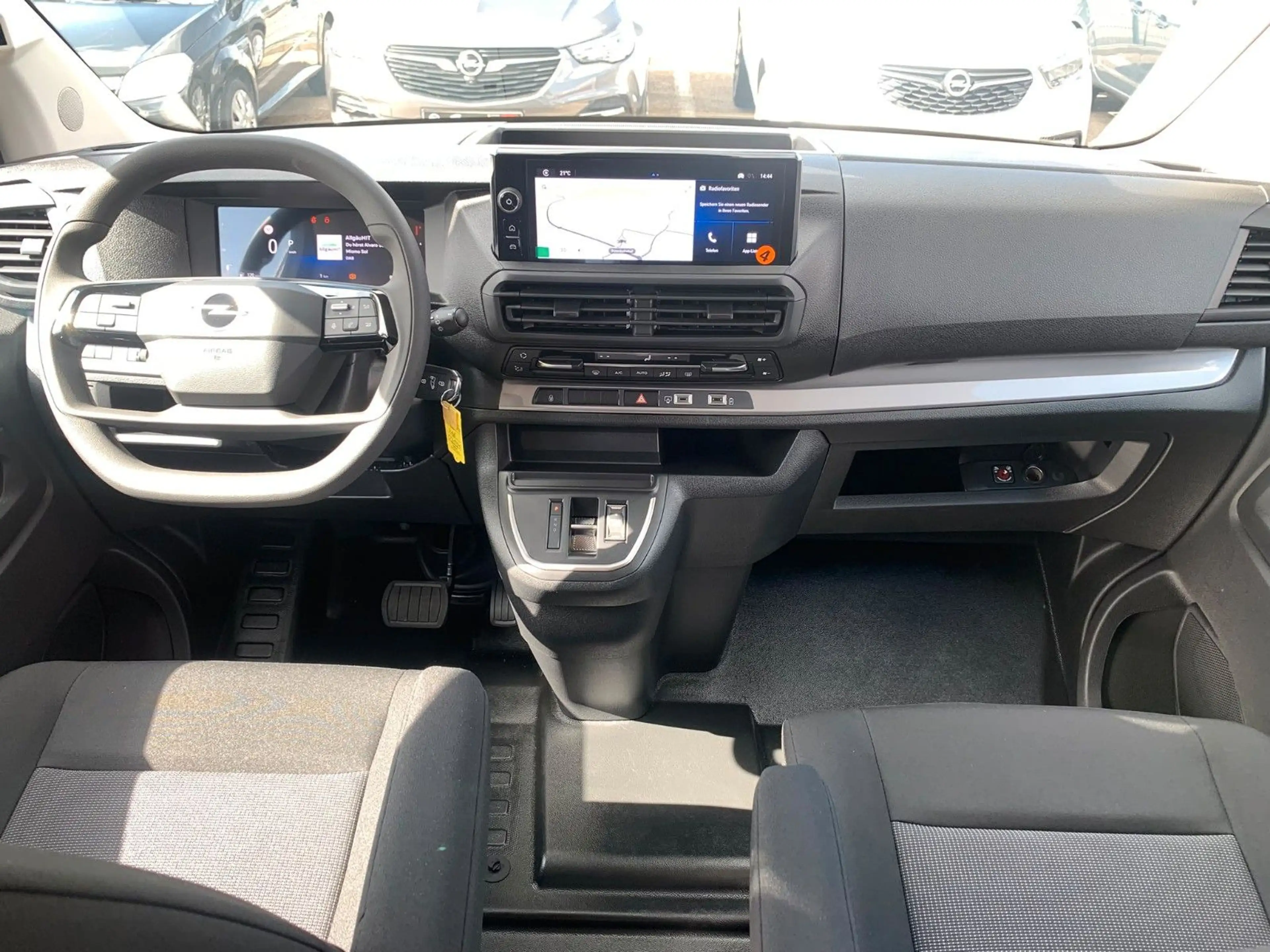Opel Vivaro Kombi XL 8 Sitze Vollausst. 2.9 t Anhänge — photo 12