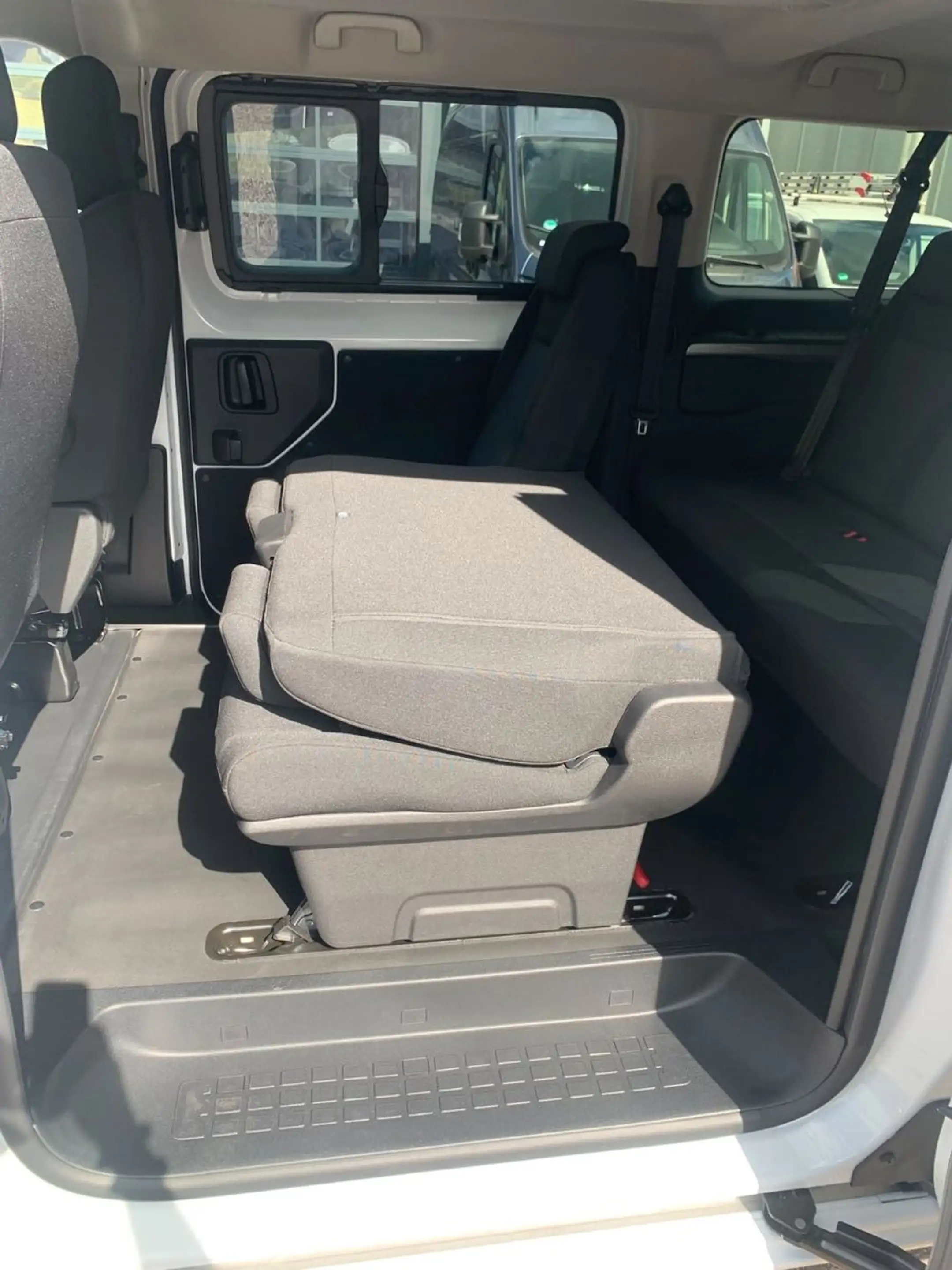 Opel Vivaro Kombi XL 8 Sitze Vollausst. 2.9 t Anhänge — photo 18