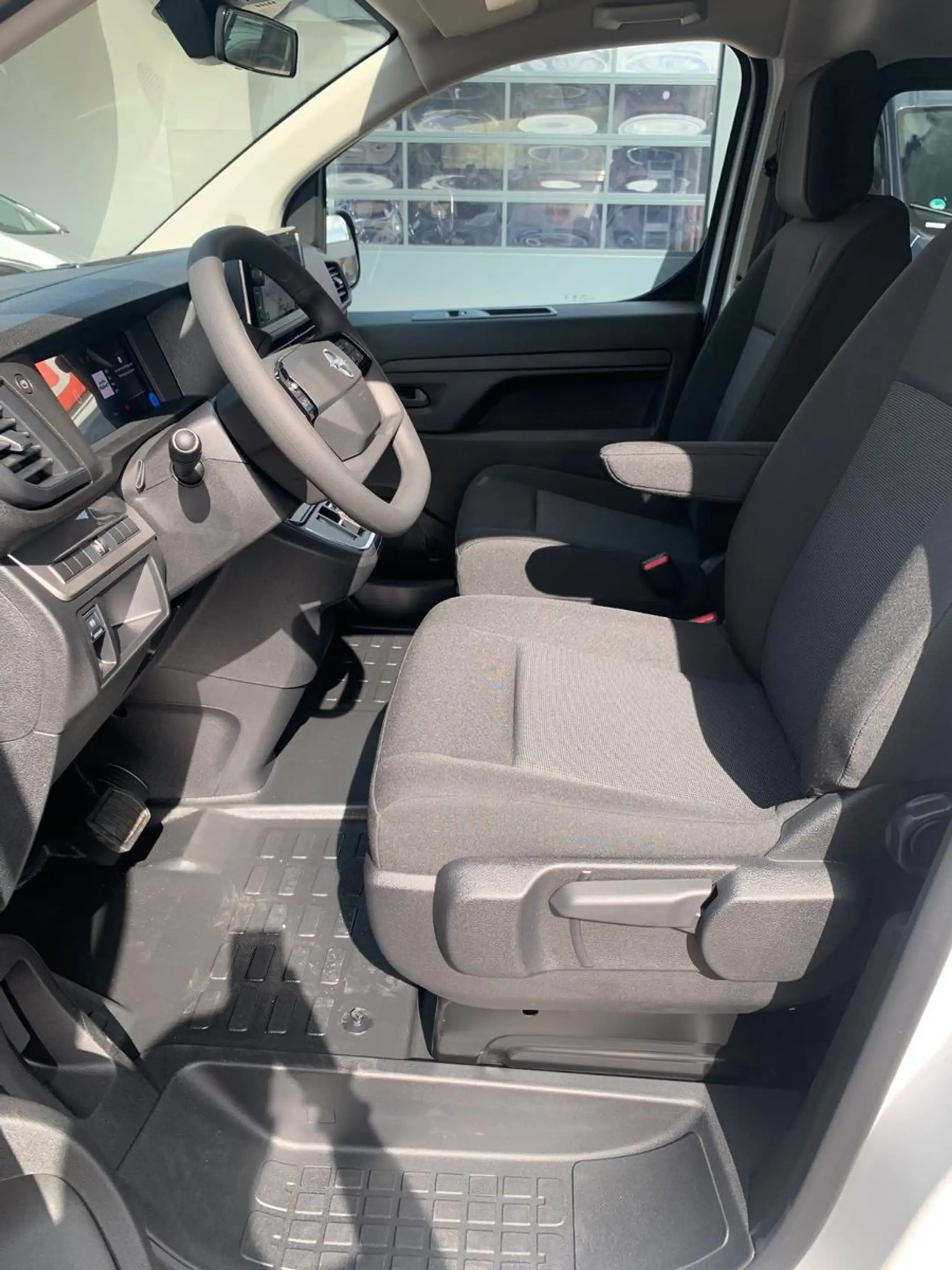 Opel Vivaro Kombi XL 8 Sitze Vollausst. 2.9 t Anhänge — photo 15