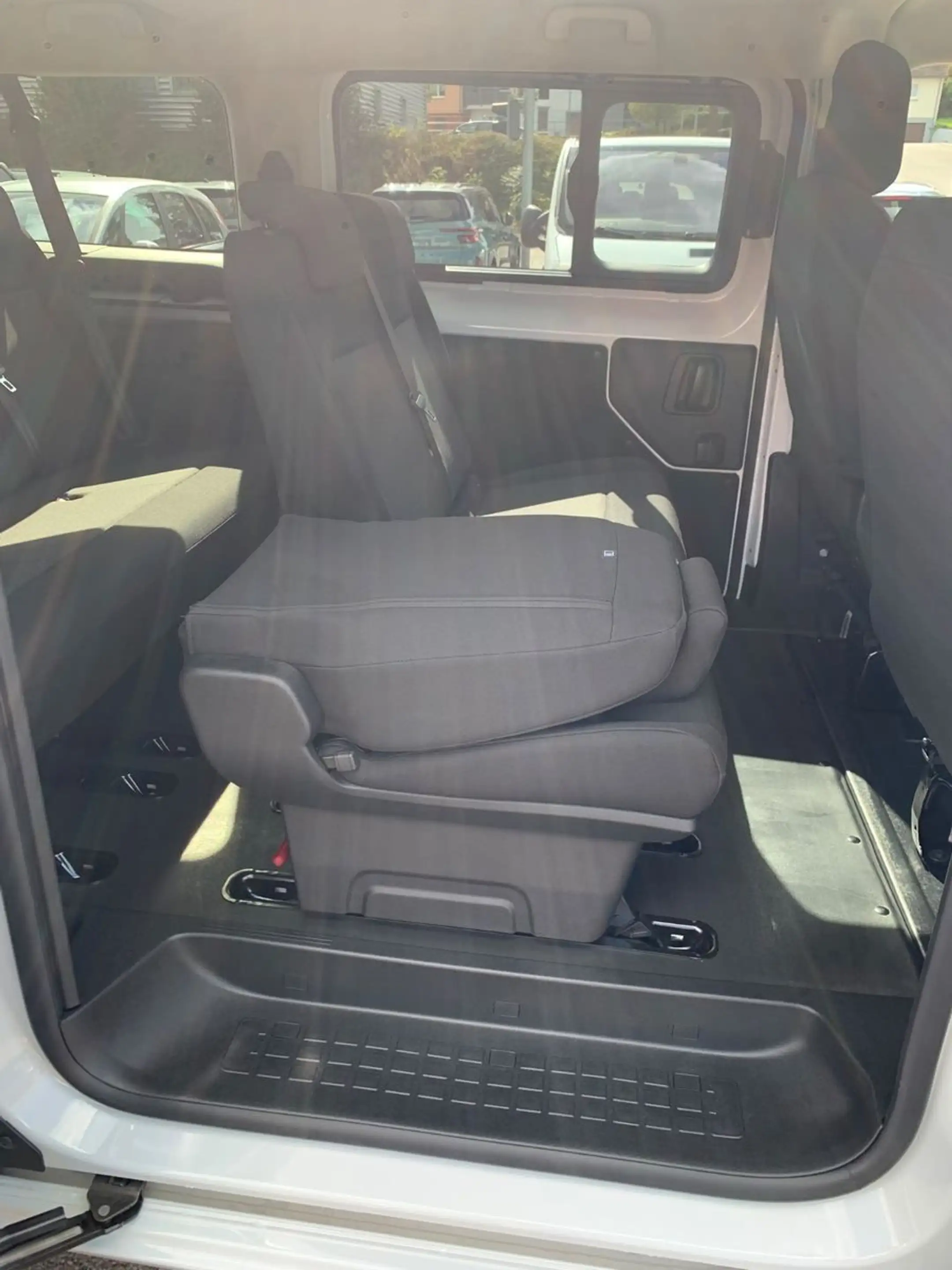 Opel Vivaro Kombi XL 8 Sitze Vollausst. 2.9 t Anhänge — photo 23