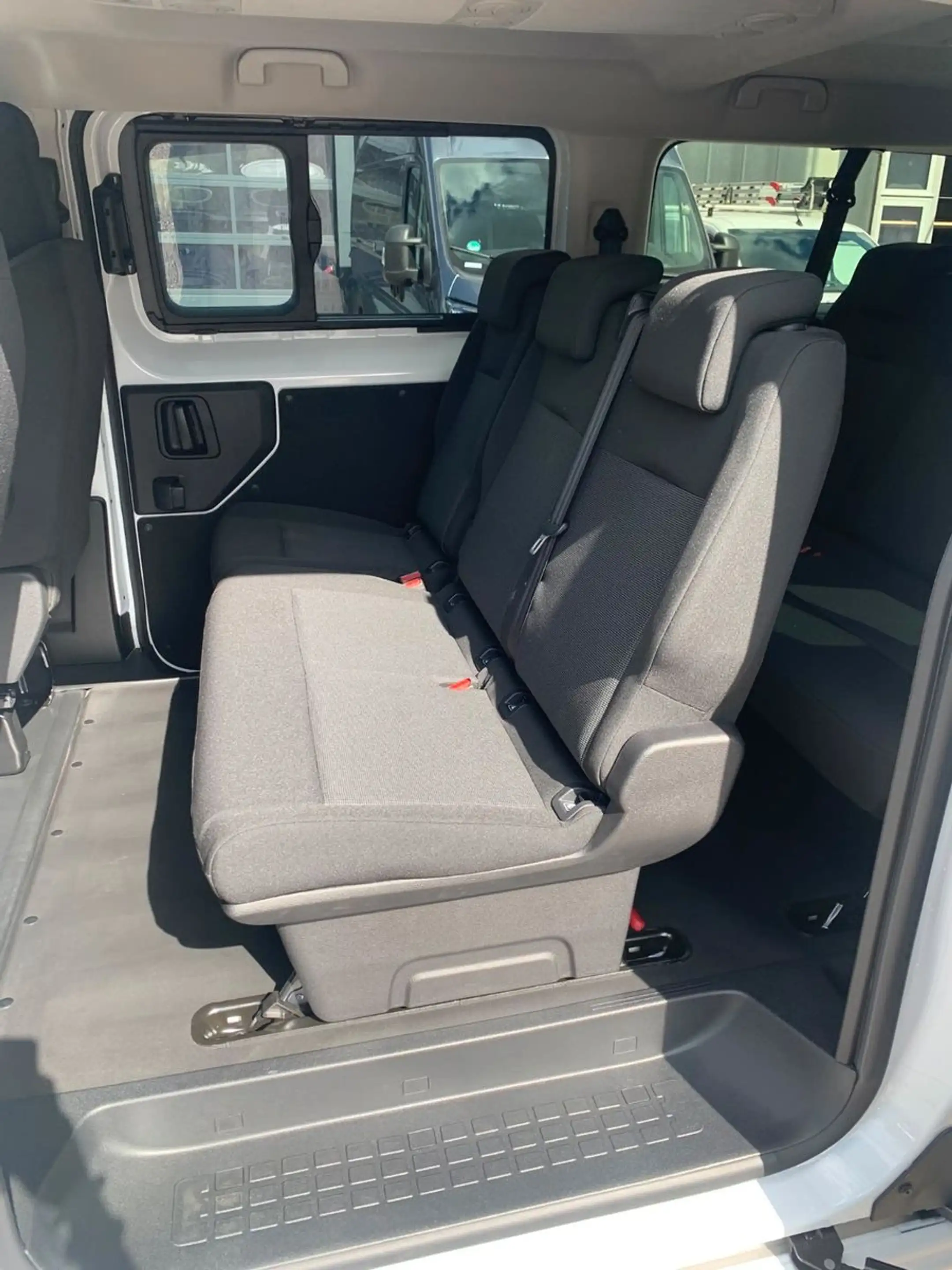 Opel Vivaro Kombi XL 8 Sitze Vollausst. 2.9 t Anhänge — photo 16