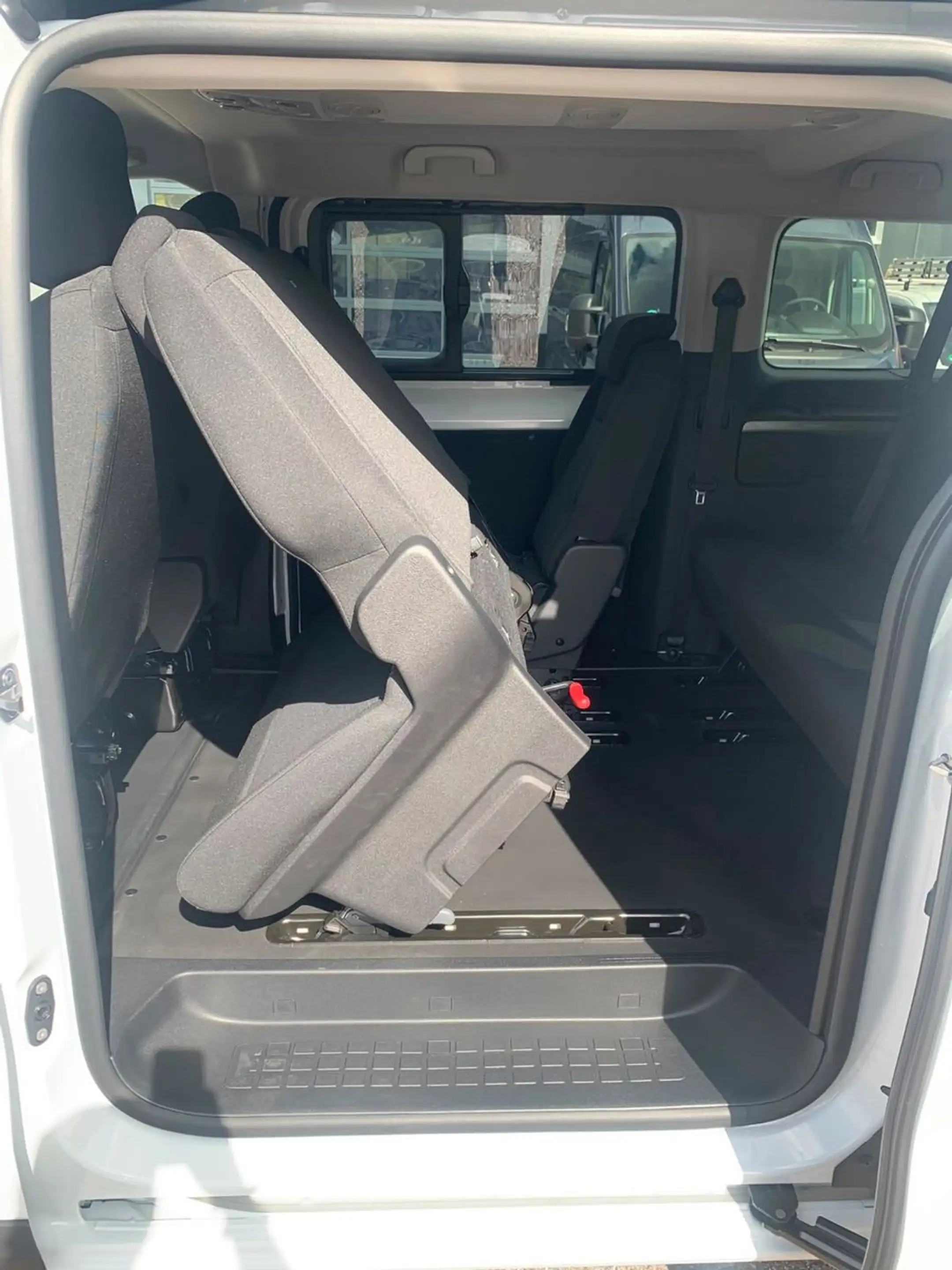 Opel Vivaro Kombi XL 8 Sitze Vollausst. 2.9 t Anhänge — photo 19