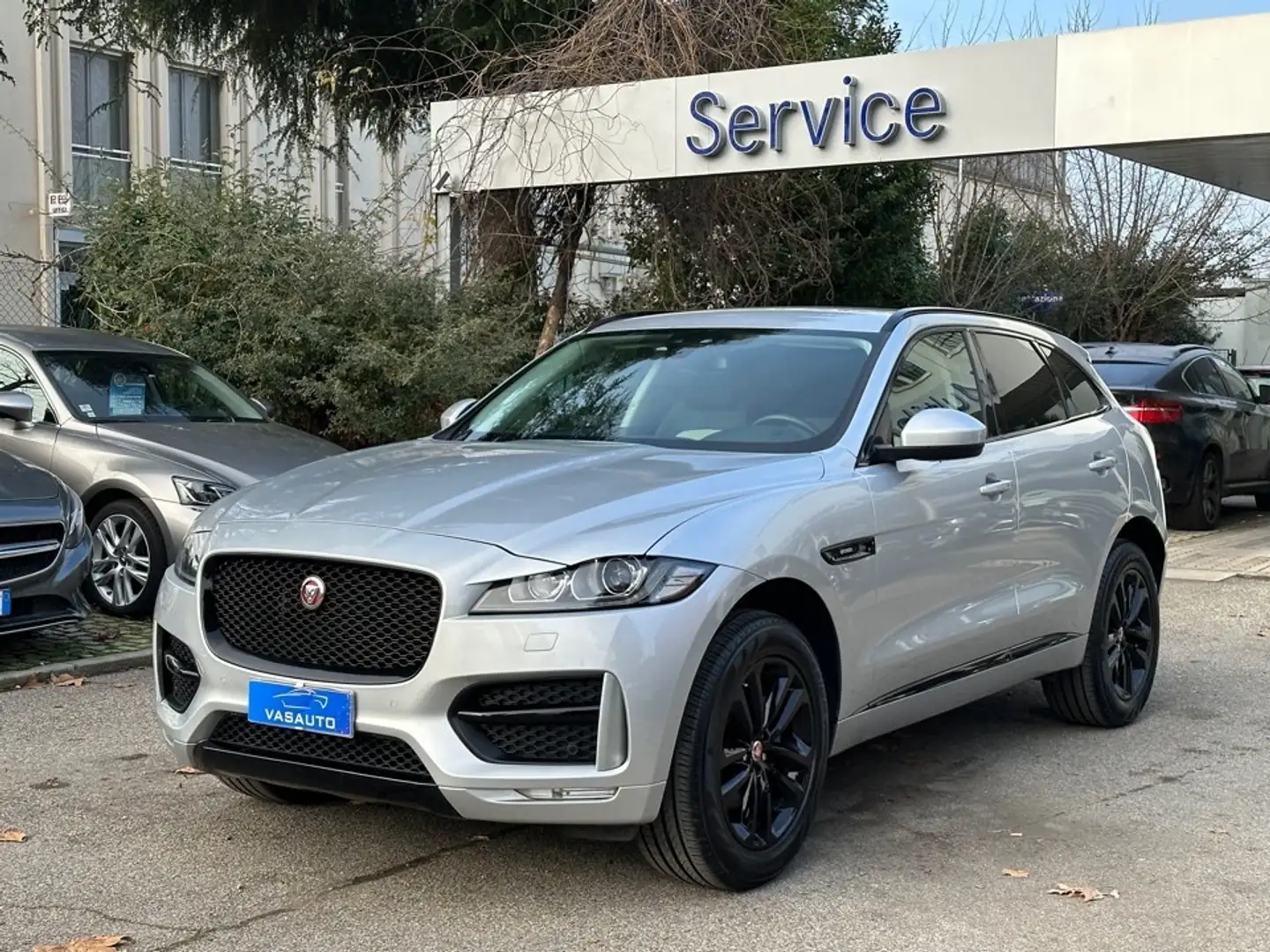 Jaguar F-Pace 2.0 D 180 CV AWD aut. R-Sport Grigio - 2