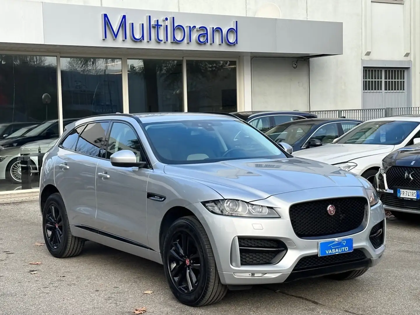 Jaguar F-Pace 2.0 D 180 CV AWD aut. R-Sport Grigio - 1