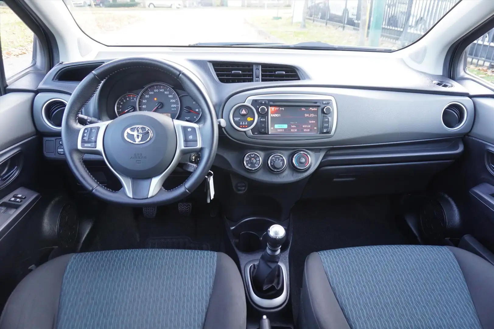 Toyota Yaris 1.3 16v VVT-i 99pk 5D Aspiration AIRCO Parkeer Cam Grau - 2