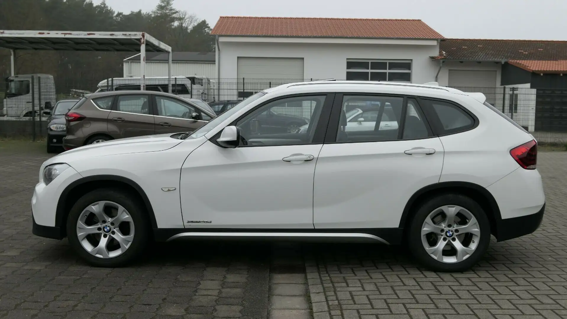 BMW X1 xDrive 20d/2 Hand/BiXenon/Panorama Bílá - 2