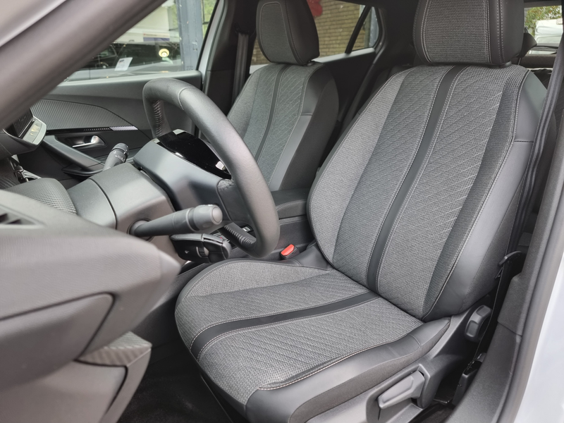 Peugeot 2008 1.2i Allure 131pk | 2025 | Premium kleur | Leder | — photo 14