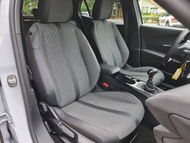 Peugeot 2008 1.2i Allure 131pk | 2025 | Premium kleur | Leder | — photo 26