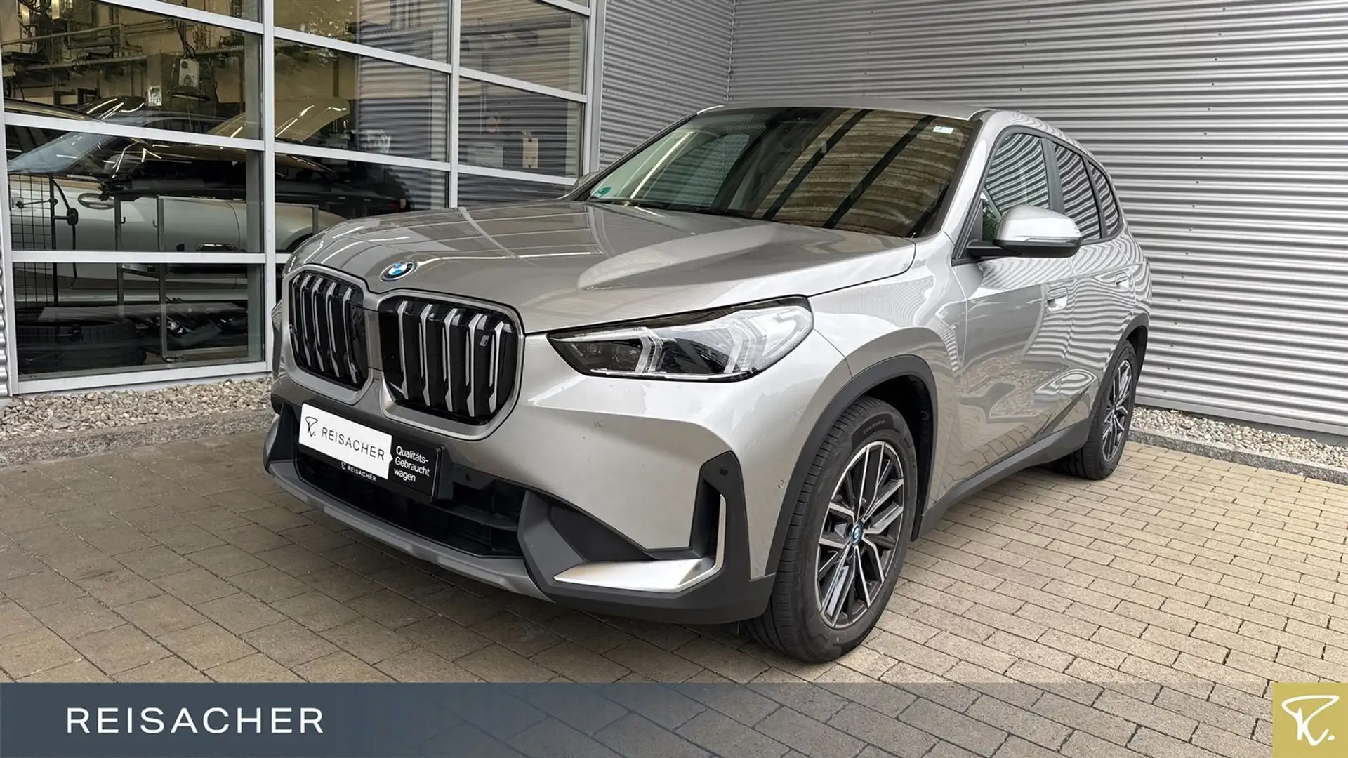 BMW iX1 IX1 XDRIVE30 Navi AHK adLED RüKa 17"LM DAB Argent - 1