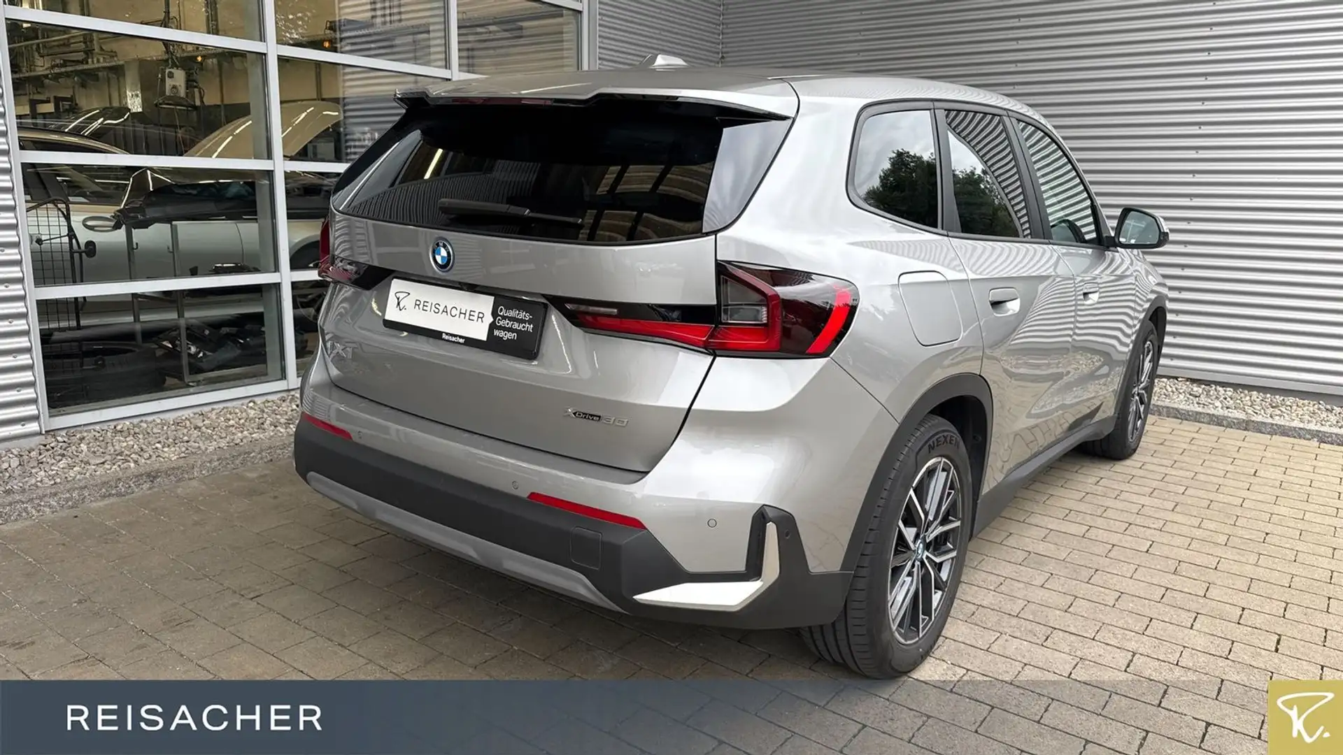 BMW iX1 IX1 XDRIVE30 Navi AHK adLED RüKa 17"LM DAB Argent - 2