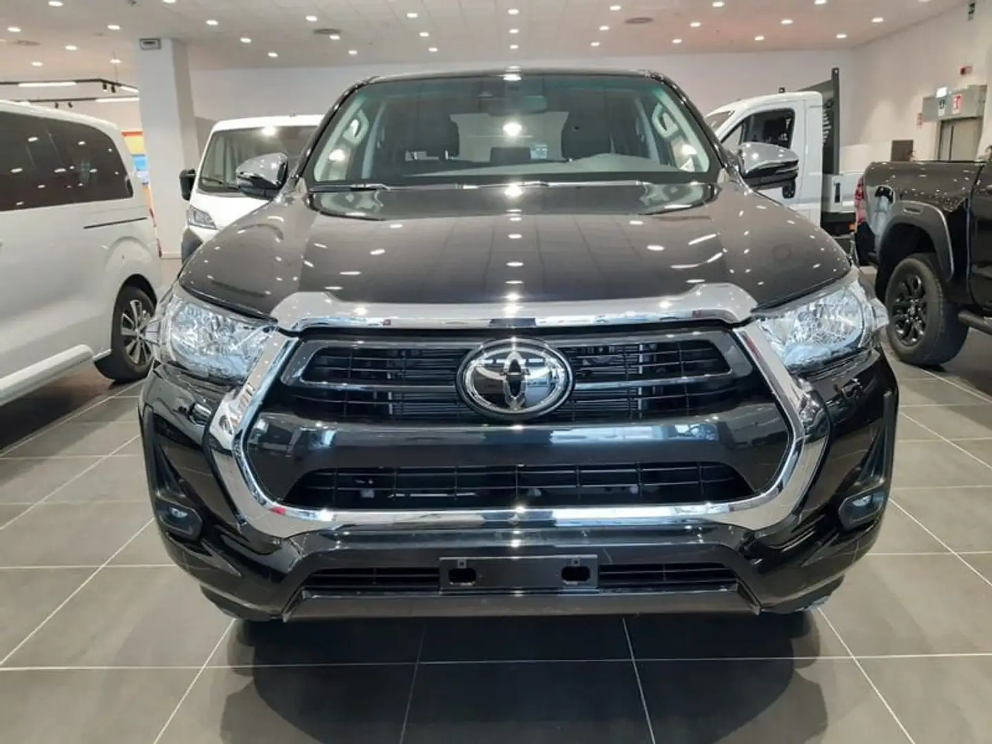 Toyota Hilux 2.4 D-4D A/T 4WD 4 porte Double Cab Lounge Negro - 2