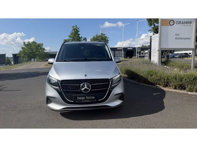 Mercedes-Benz 250 view 2
