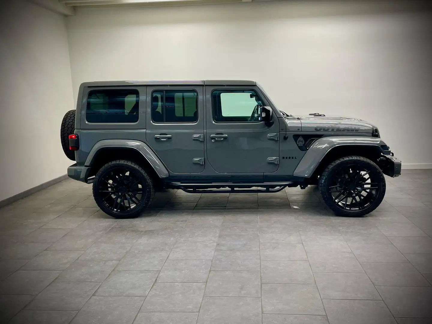 Jeep Wrangler Unlimited Rebel Outlaw Gris - 2