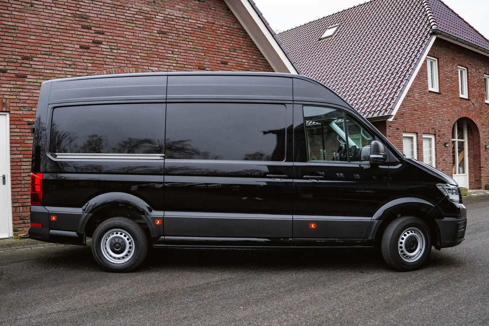 Volkswagen Crafter 2.0 TDI 177PK Automaat L3H3 Comfortline 2x LED | N Zwart - 2