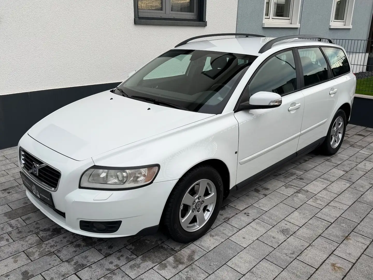 Volvo V50 Kombi 1.6 D Kinetic /2.HD/PDC/SZH Weiß - 1