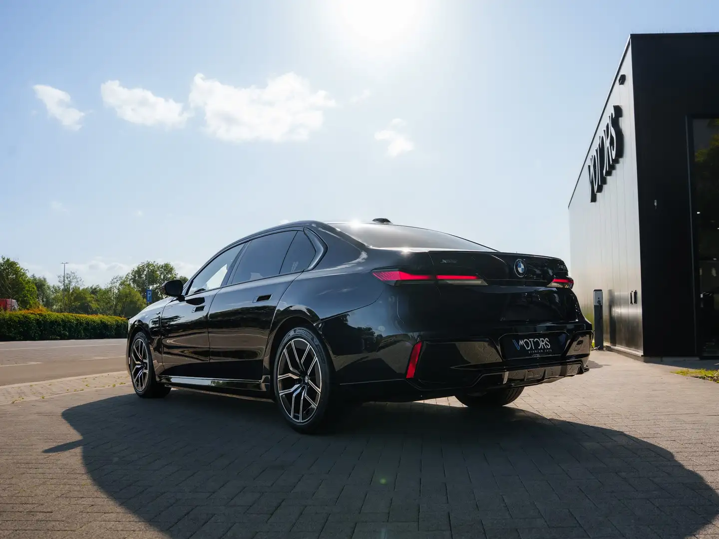 BMW 750 e - PHEV- B&W - HUD - 360° - trekhaak - pano Noir - 2