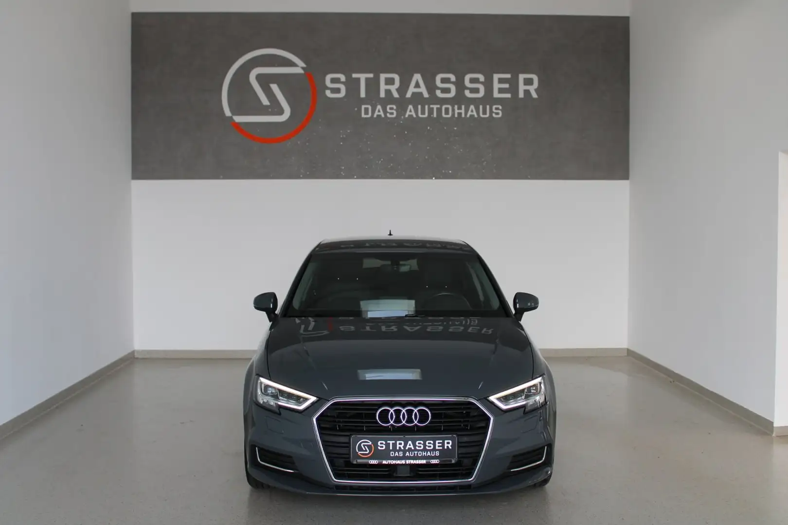 Audi A3 35 TFSI COD ultra Design Grau - 2