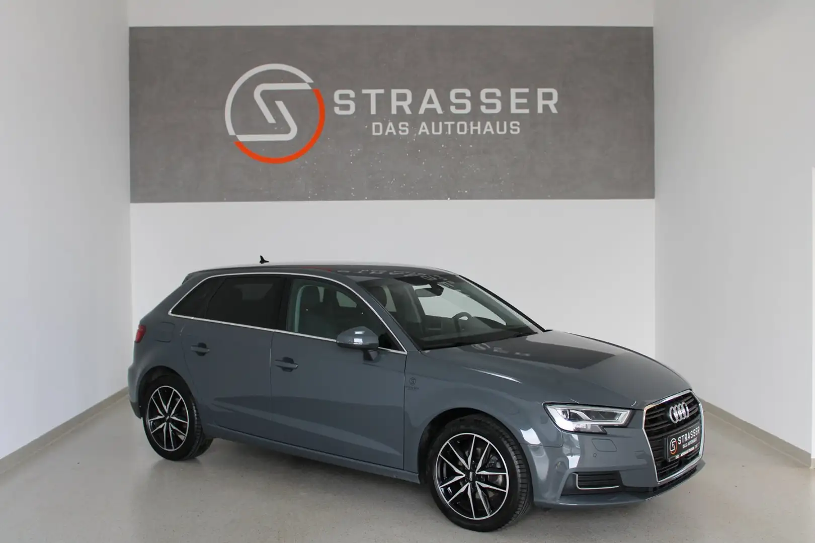 Audi A3 35 TFSI COD ultra Design Grau - 1