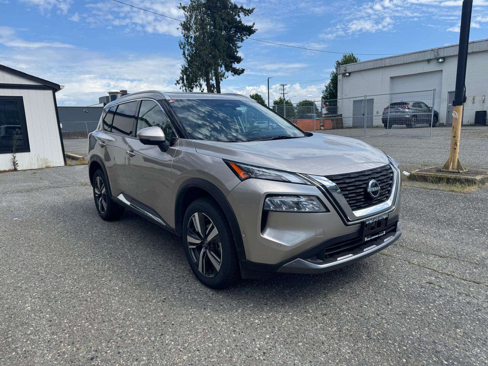 2023 Nissan Rogue — view 3